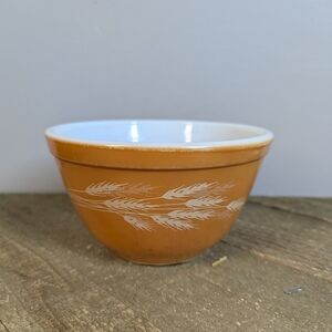 Vintage Pyrex 401 Mixing Bowl – Wheat Pattern 1.5 Pint